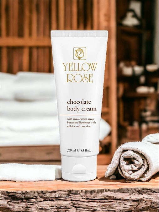 Die Yellow Rose SCHOKOLADEN-KÖRPERCREME präsentiert eine elegante Formel auf Basis von natürlichem Kakao für die tägliche Körperpflege. Ein exklusiver Komplex aus natürlichen Inhaltsstoffen und bioaktiven Verbindungen sorgt für sichtbare Glättung sowie Straffung der Haut.