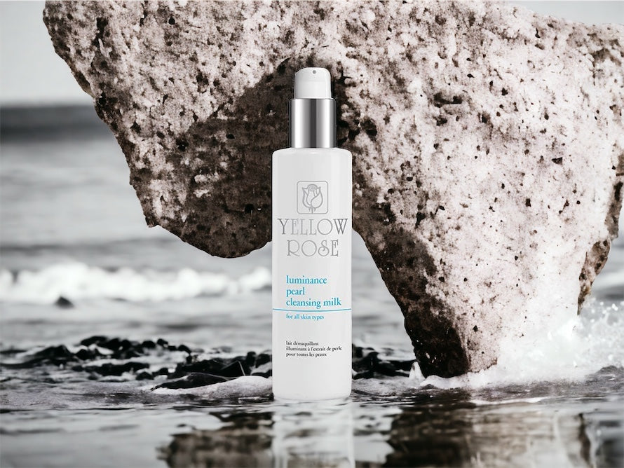 LUMINANCE PEARL REINIGUNGSMILCH ist eine feuchtigkeitsspendende und hautaufhellende Reinigungsemulsion mit Perlenextrakten.
