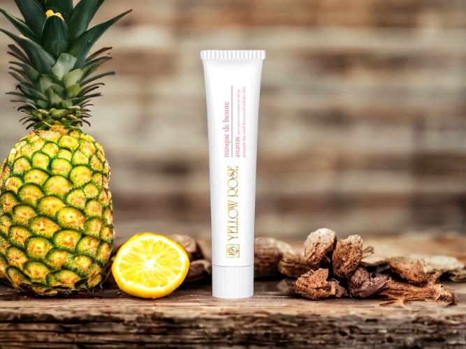 Die Yellow Rose MASKE MIT ANANAS ist eine feuchtigkeitsspendende, reinigende und nährende Tonerde-Gesichtsmaske, basierend auf Ananasextrakt, entwickelt für normale und trockene Hauttypen.
