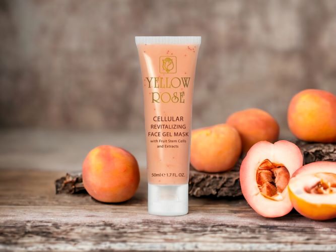 Die Yellow Rose CELLULAR REVITALISIERENDE MASKE präsentiert sich als feuchtigkeitsspendende Gel-Gesichtsmaske, angereichert mit Stammzellen aus seltenen Äpfeln sowie einer reichhaltigen Mischung aus Fruchtextrakten und Vitaminen.