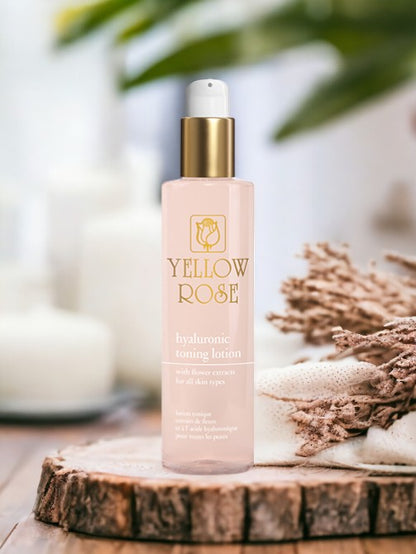 Die Yellow Rose <strong>HYALURON REINIGUNGSLOTION MIT BLUMENEXTRAKTEN</strong> ist eine tonisierende und feuchtigkeitsspendende Gesichtslotion ohne Alkohol. 