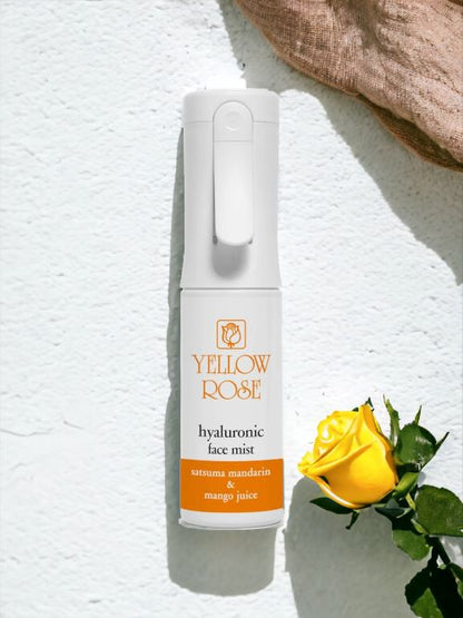 Das Yellow Rose HYALURON-GESICHTSSPRAY ist ein Feuchtigkeit spendendes und revitalisierendes Gesichtsspray mit Hyaluronsäure sowie Extrakten aus Satsuma-Mandarinenschalen und Mangosaft. 